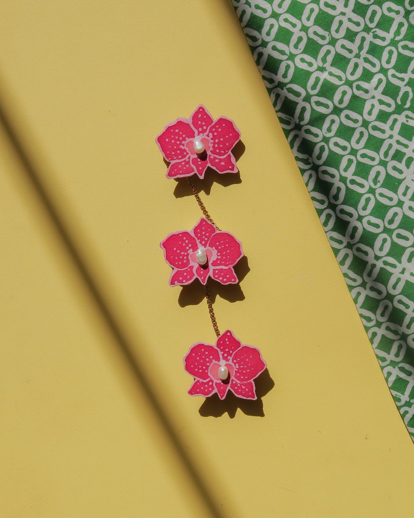 Oked Mutiara Batik Kerongsang Chain