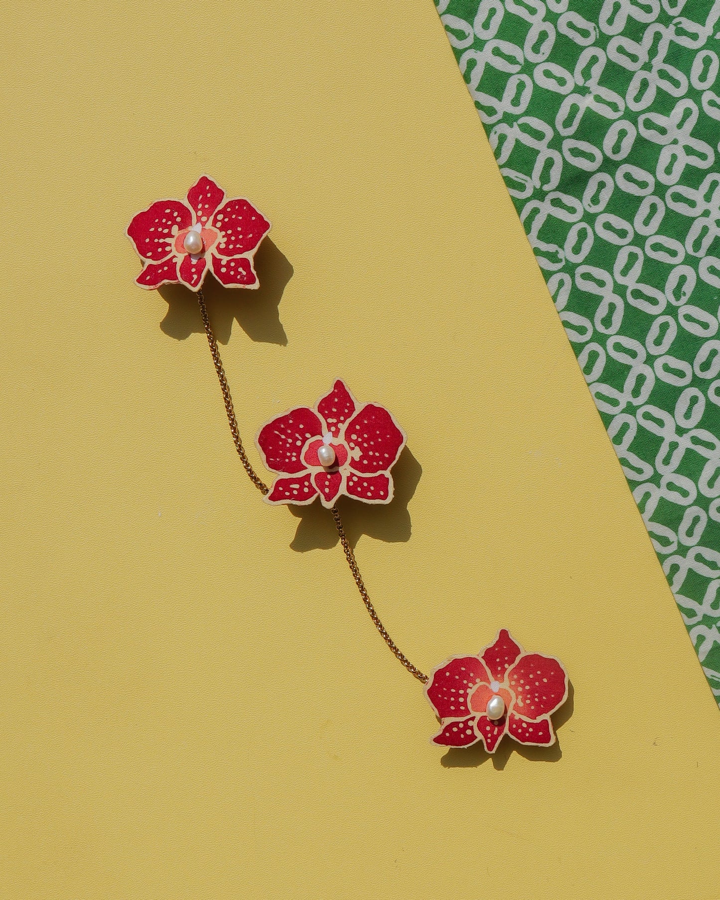 Oked Mutiara Batik Kerongsang Chain