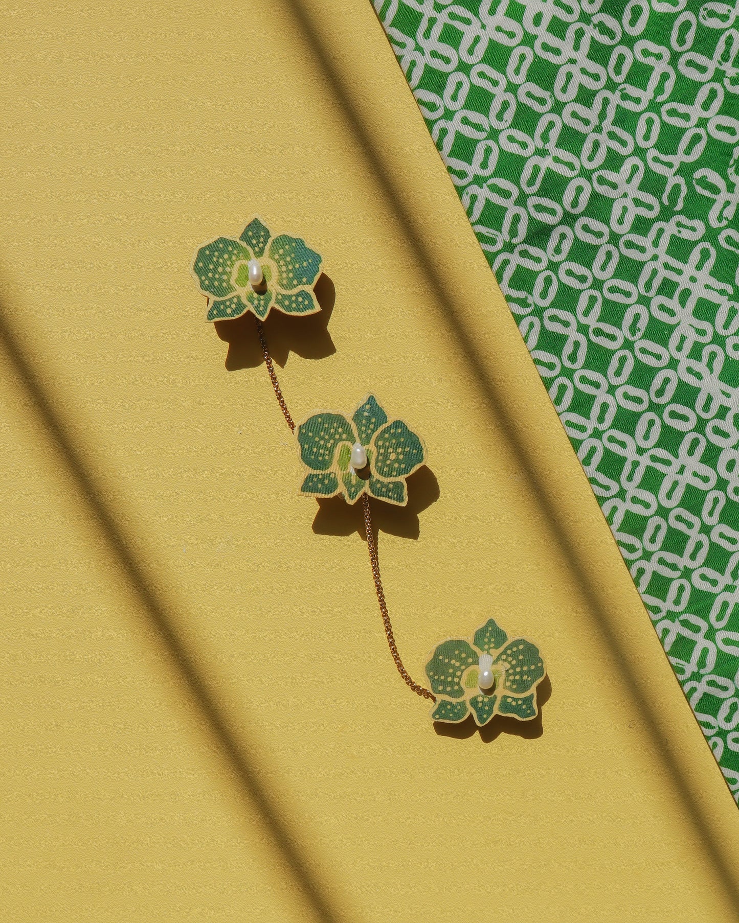 Oked Mutiara Batik Kerongsang Chain