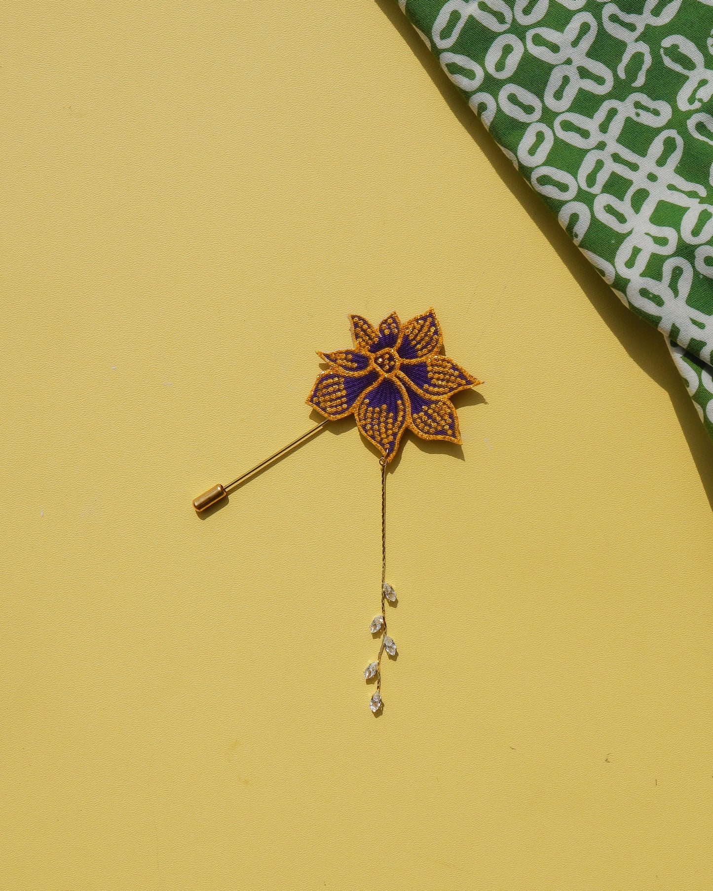 Seri Kencana Batik Dangling Lapel Pin